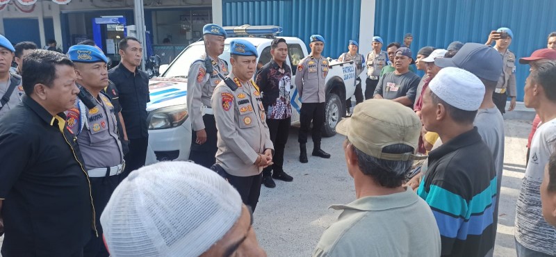 Foto Propam Polda NTB, Kombes Pol Dedy Darmawansyah, SIK., SH., MH., saat Memberikan Arahan terkait Paket Sembako kepada Para Kusir Cidomo di Pasar Kebon Roek (Sumber: Polresta Mataram) Foto Propam Polda NTB, Kombes Pol Dedy Darmawansyah, SIK., SH., MH., saat Memberikan Arahan terkait Paket Sembako kepada Para Kusir Cidomo di Pasar Kebon Roek (Sumber: Polresta Mataram)